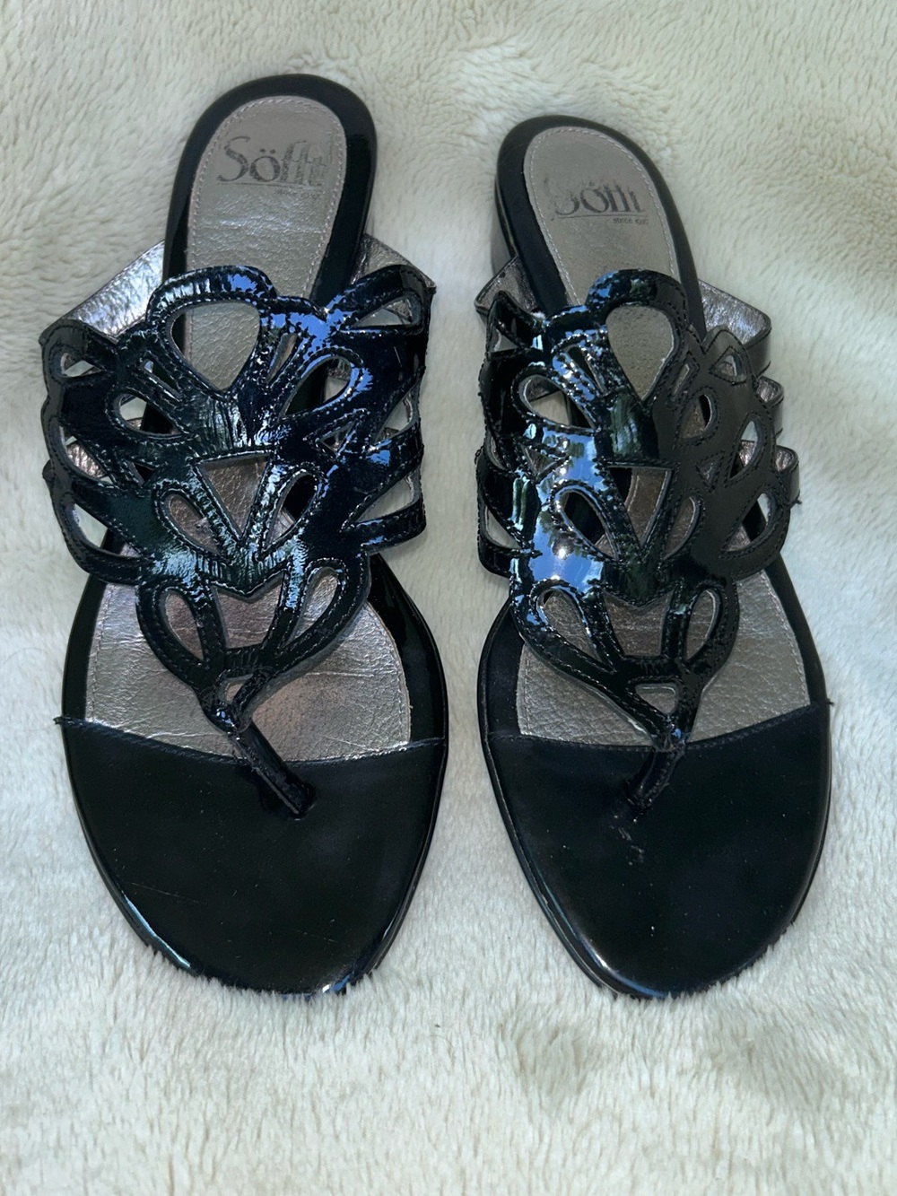 Sofft Black Patent Cutout Thong Sandals 9W